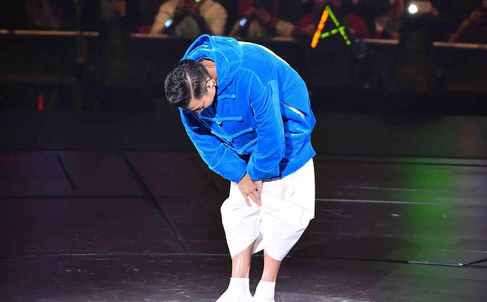 刘德华因喉咙发炎现场中止演唱会 泪流满面向观众鞠躬致歉