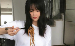 张馨予晒美食新发型抢镜 空气刘海中长发乖巧可爱